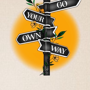 Peut inclure: Un poteau indicateur noir avec quatre flèches pointant dans différentes directions. Les flèches sont étiquetées "GO", "YOUR", "OWN", et "WAY". Le poteau indicateur est entouré de feuilles vertes et de fleurs jaunes.