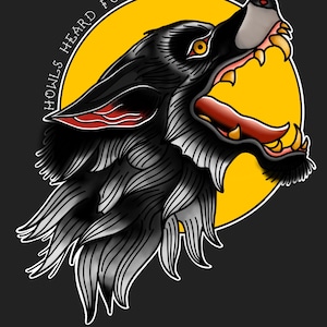 Puede incluir: Un lobo blanco y negro aullando a una luna amarilla. El texto "Howls Heard For Miles Around" está escrito en un círculo alrededor de la luna.