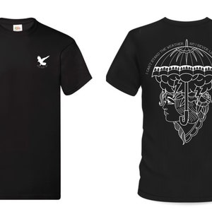 Könnte beinhalten: Schwarzes T-Shirt mit einem weißen Vogel-Motiv auf der Vorderseite und einem weißen Motiv einer Frau mit einem Regenschirm und dem Text "Ich kann das Wetter nicht ertragen, nein, ich mochte den Regen nie" auf der Rückseite.