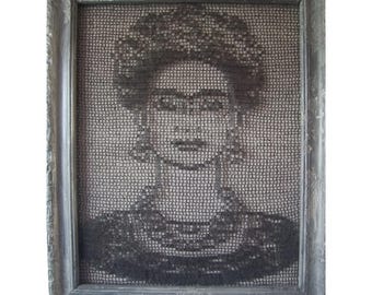 Frida inspirierte häkeln Porträt Wandkunst | Handgefertigtes Filethäkeln Kunstwerk im Vintage Rahmen | Großes Textilkunstwerk | One of a Kind Dekor