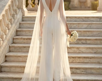 Velo da sposa a mantella in morbido tulle, con strascico, perle e strass