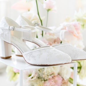 Bridal shoes with lace, Off white Bridal sandals, bridal shoes block heel closed toe, Bridal sandals block heel, Bridal shoes low heel