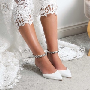 Wedding low heel, Weddings shoes, Bridal Shoes low heel, low heel wedding shoes, shoes bride wedding, weddingshoes, bridal shoe crystals