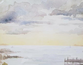 Può includere: Dipinto ad acquerello di un paesaggio marino con un cielo nuvoloso, un'acqua calma e un molo di legno che si estende nell'acqua.