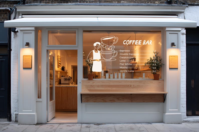 Pu&ograve; includere: Vista esterna di un bar con tenda da sole e finiture bianche. La vetrina mostra una grafica di tazza di caff&egrave; e un menu. Un personaggio grafico tiene un vassoio con tazze di caff&egrave;. Il menu elenca espresso, cappuccino e altre bevande.