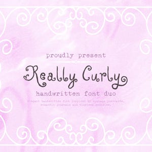 Pode incluir: Um gráfico digital com um fundo de aguarela roxo claro e uma borda decorativa branca com volutas. O texto diz: proudly present, Really Curly, handwritten font duo, Elegant handwritten font inspired by vintage postcards.