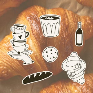 Pu&ograve; includere: Un assortimento di adesivi con tazze di caff&egrave;, un croissant, una bottiglia e un biscotto, su uno sfondo di croissant freschi. Gli adesivi sono in un semplice design in bianco e nero, che evoca un tema da caff&egrave;.
