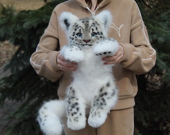 Reserva ya el peluche articulado de leopardo de las nieves.