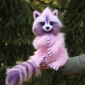 Reserva ya tu muñeco de peluche articulado de mapache rosa. imagen 3