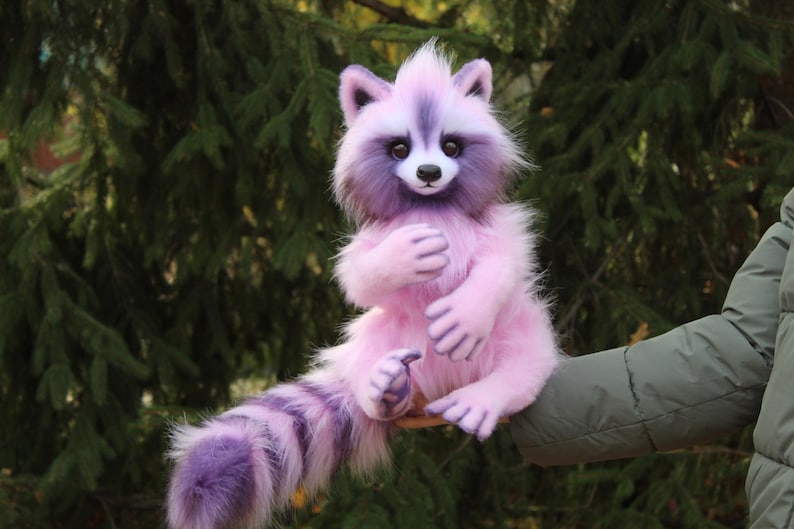 Reserva ya tu muñeco de peluche articulado de mapache rosa. imagen 3