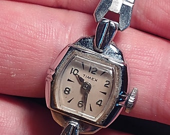 Orologio Timex da donna vintage a carica manuale: lunetta cromata, cinturino elastico in argento (non funzionante)