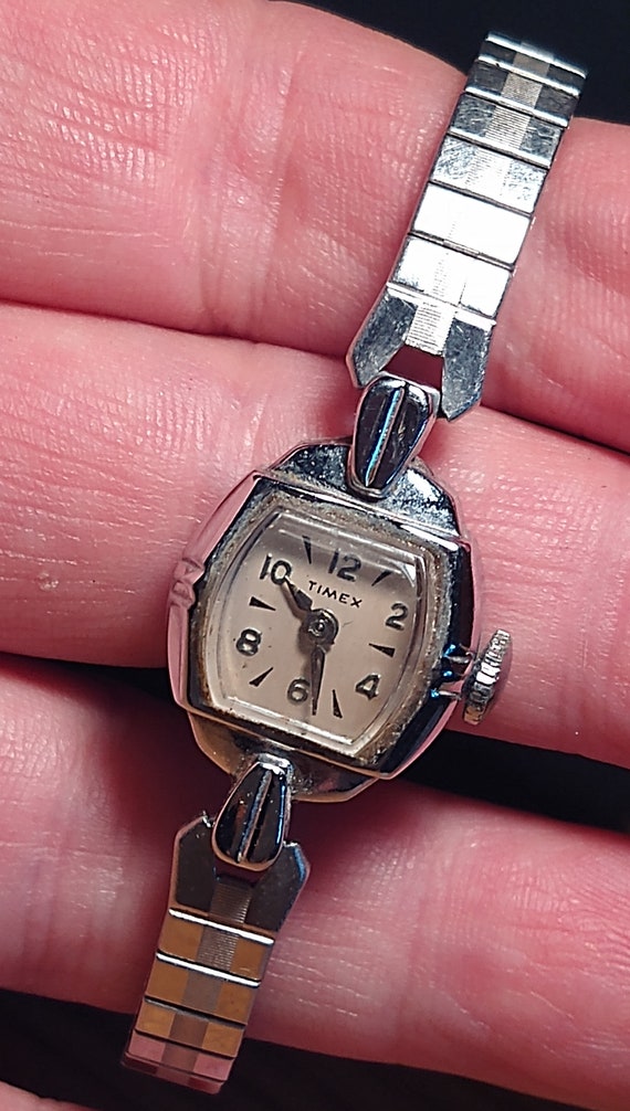 Vintage Timex Ladies Hand-wind Watch: Chrome Bezel, Stretch  display picture 3
