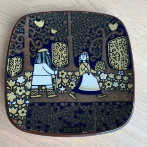 Arabia Finland KALEVALA 1977 - Raija Uosikkinen - Annual plate - wall hanging - wall plate