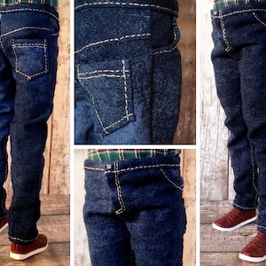 Könnte beinhalten: Eine blaue Jeanshose mit gelben Nähten. Die Jeans ist von vorne, hinten und seitlich zu sehen.
