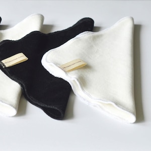 Lingettes démaquillantes en velours bio noir et blanc : cadeau soin de la peau durable