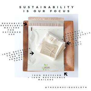 Peut inclure: Un lot de serviettes en tissu r&eacute;utilisables blanches sur un plateau en bois avec un emballage refermable blanc. L'emballage est fabriqu&eacute; &agrave; partir de mat&eacute;riaux 100 % recycl&eacute;s et 100 % recyclables. Le texte "ECOENCLOSE" est imprim&eacute; sur l'emballage. Le texte "REUSABLE NAP" est imprim&eacute; sur les serviettes. Le texte "ORGANIC. RENEWABLE. BIODEGRADABLE FIBERS IN EVERY CLOTH" est imprim&eacute; sur le plateau. Le texte "SUSTAINABILITY IS OUR FOCUS" est imprim&eacute; en haut de l'image. Le texte "100% RECYCLED CARDSTOCK FOR OUR PRODUCT TAGS" est imprim&eacute; &agrave; gauche de l'image. Le texte "100% RECYCLED + 100% RECYCLABLE MAILERS" est imprim&eacute; &agrave; droite de l'image. Le texte "@THECONSCIOUSCLOTH" est imprim&eacute; en bas de l'image.