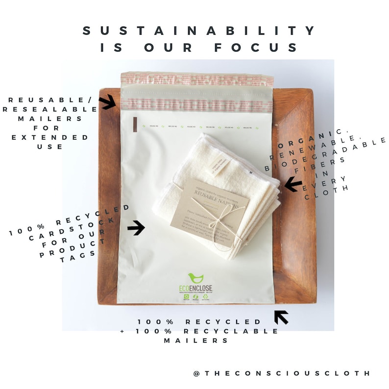 Peut inclure: Un lot de serviettes en tissu r&eacute;utilisables blanches sur un plateau en bois avec un emballage refermable blanc. L'emballage est fabriqu&eacute; &agrave; partir de mat&eacute;riaux 100 % recycl&eacute;s et 100 % recyclables. Le texte "ECOENCLOSE" est imprim&eacute; sur l'emballage. Le texte "REUSABLE NAP" est imprim&eacute; sur les serviettes. Le texte "ORGANIC. RENEWABLE. BIODEGRADABLE FIBERS IN EVERY CLOTH" est imprim&eacute; sur le plateau. Le texte "SUSTAINABILITY IS OUR FOCUS" est imprim&eacute; en haut de l'image. Le texte "100% RECYCLED CARDSTOCK FOR OUR PRODUCT TAGS" est imprim&eacute; &agrave; gauche de l'image. Le texte "100% RECYCLED + 100% RECYCLABLE MAILERS" est imprim&eacute; &agrave; droite de l'image. Le texte "@THECONSCIOUSCLOTH" est imprim&eacute; en bas de l'image.