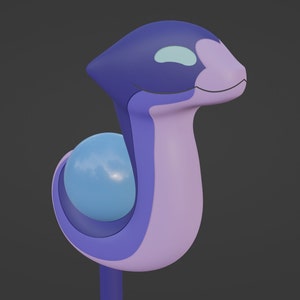 Puede incluir: Una figurita de cerámica de serpiente de color morado y azul con una esfera azul claro en su boca. La serpiente tiene un ojo azul claro y una barriga rosa.