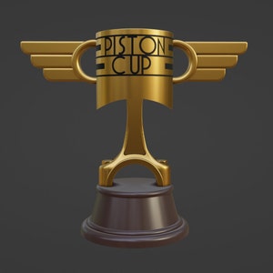 Puede incluir: Un trofeo de la Copa Pistón dorado con texto negro. El trofeo tiene un diseño único con alas a cada lado y una base marrón. El texto "Piston Cup" se muestra en la parte delantera del trofeo. Un símbolo de carreras.
