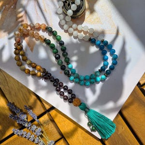 7チャクラ マーラービーズ 108個 手編み レイキ配合 瞑想ネックレス | チャクラの調整とバランスのためのヒーリングジェムストーン 祈りのビーズ