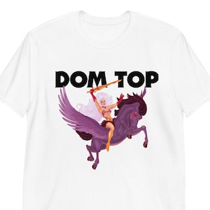 Pode incluir: Camiseta branca com um gr&aacute;fico preto de uma mulher montando um cavalo alado. O texto "DOM TOP" est&aacute; acima da imagem.