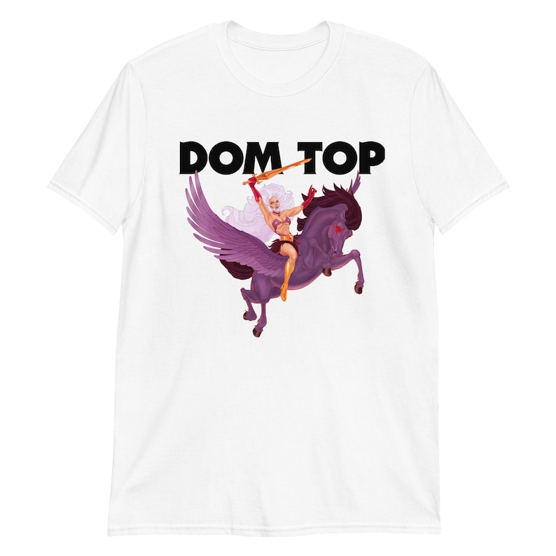 Pode incluir: Camiseta branca com um gr&aacute;fico preto de uma mulher montando um cavalo alado. O texto "DOM TOP" est&aacute; acima da imagem.