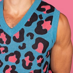 Blue & Pink Leopard Print Knit Sweater Vest, Funky Dopamine Dressing Bright Color Crazy Bold Pattern image 2