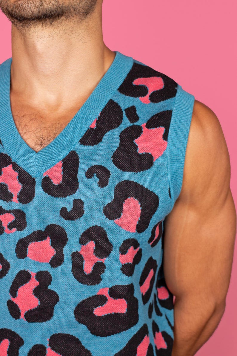 Blue & Pink Leopard Print Knit Sweater Vest, Funky Dopamine Dressing Bright Color Crazy Bold Pattern image 2