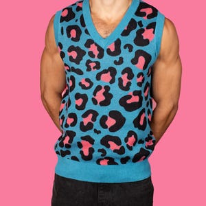 Blue & Pink Leopard Print Knit Sweater Vest, Funky Dopamine Dressing Bright Color Crazy Bold Pattern image 3