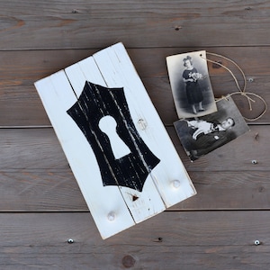 Pallet Wood Sign and Wall Coat Hanger, Farmhouse Coat rack for Primitive Decor