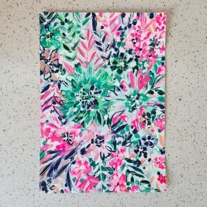 Puede incluir: Pintura floral abstracta con flores rosas, verdes y azules sobre un fondo blanco.