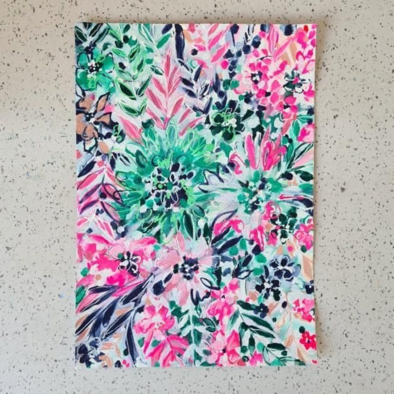 Puede incluir: Pintura floral abstracta con flores rosas, verdes y azules sobre un fondo blanco.