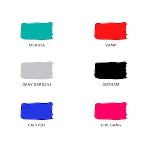 Puede incluir: Seis muestras de pintura con nombres debajo de cada una. Las muestras están en el siguiente orden: Medusa (azul verdoso), Vamp (rojo), Gray Gardens (gris), Gotham (negro), Calypso (azul), Girl Gang (rosa).
