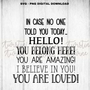 Könnte beinhalten: Digitaler Download-Grafik mit dem Text "IN CASE NO ONE TOLD YOU TODAY... HELLO! YOU BELONG HERE! YOU ARE AMAZING! I BELIEVE IN YOU! YOU ARE LOVED!" in schwarzer, fetter Schrift. Der Hintergrund ist helles Holzmaserung.