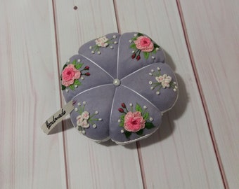 Pincushion Brazilian embroidery Vintage flowers Vintage Textiles Hand Embroidery Sewing Organizer lavender velour white daisies