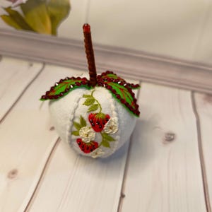 手作りのリンゴのピンクッション：ヴィンテージの花柄刺繍、裁縫オーガナイザー、職人からの贈り物、ブラジルの刺繍