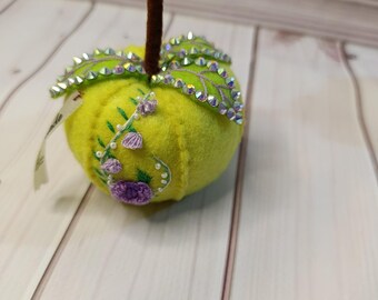 Handgemaakt appelspeldenkussen: vintage geborduurde naai-organizer, cadeau van een vakvrouw