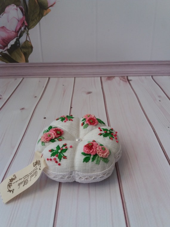 Hand-embroidered needle case, linen sewing cushion, vintage style, craft organizer, bouquet of roses