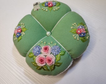 Pincushion Brazilian embroidery Roses Vintage pincushion Vintage flowers Vintage Textiles Hand Embroidery Sewing Organizer green white pearl