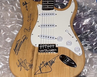 Guitarra de tamaño completo autografiada y firmada por THE ROLLING STONES