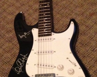 U2 signierte Gitarre in voller Größe