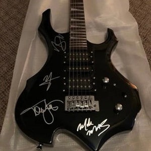 MOTLEY CRUE signierte AUTOGRAPHED Gitarre in voller Größe