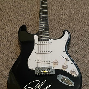 Gesigneerde POST MALONE-gitaar op ware grootte met handtekening