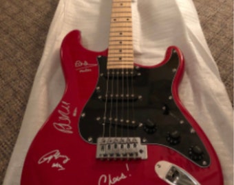 Rara chitarra AC/DC AUTOGRAFATA firmata di dimensioni standard