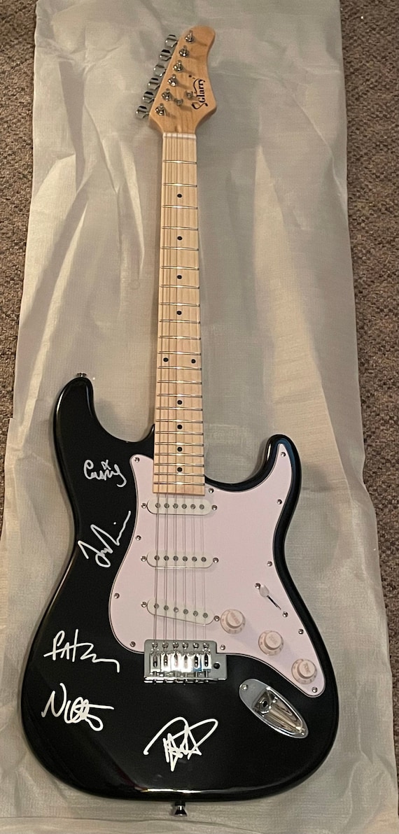 FOO FIGHTERS サイン入りフルサイズギター - Etsy 日本 FOO FIGHTERS ビンテージＴ未使用品直筆サイン入り