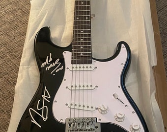 MOTLEY CRUE Gruppe signiert AUTOGRAPHED neue Gitarre