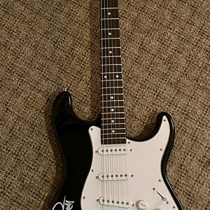 VAN HALEN サイン入りフルサイズギター (エディ、デヴィッド、サミー