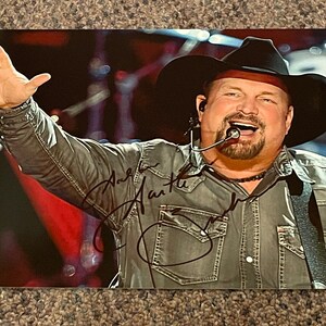 GARTH BROOKS  signed  AUTOGRAPHED 8x10 photo