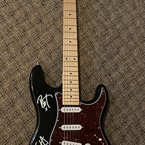 METALLICA gesigneerde GITAAR op volledige grootte