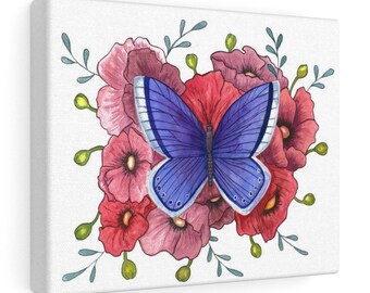 Puede incluir: Una mariposa azul con marcas blancas se posa sobre un grupo de flores rosas y rojas. Las flores tienen centros blancos y están rodeadas de hojas verdes.